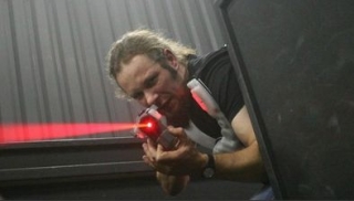 Un enemigo esconde el logo 